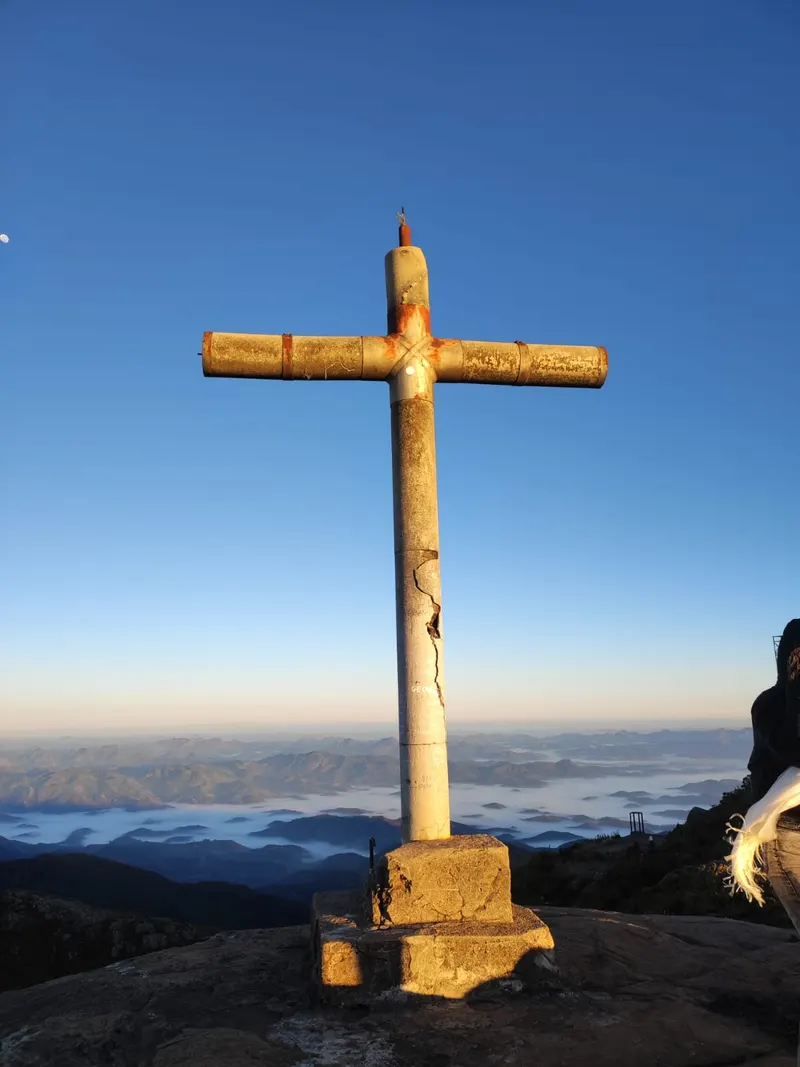 Cruzeiro no cume do Pico da Bandeira acima do mar de nuvens