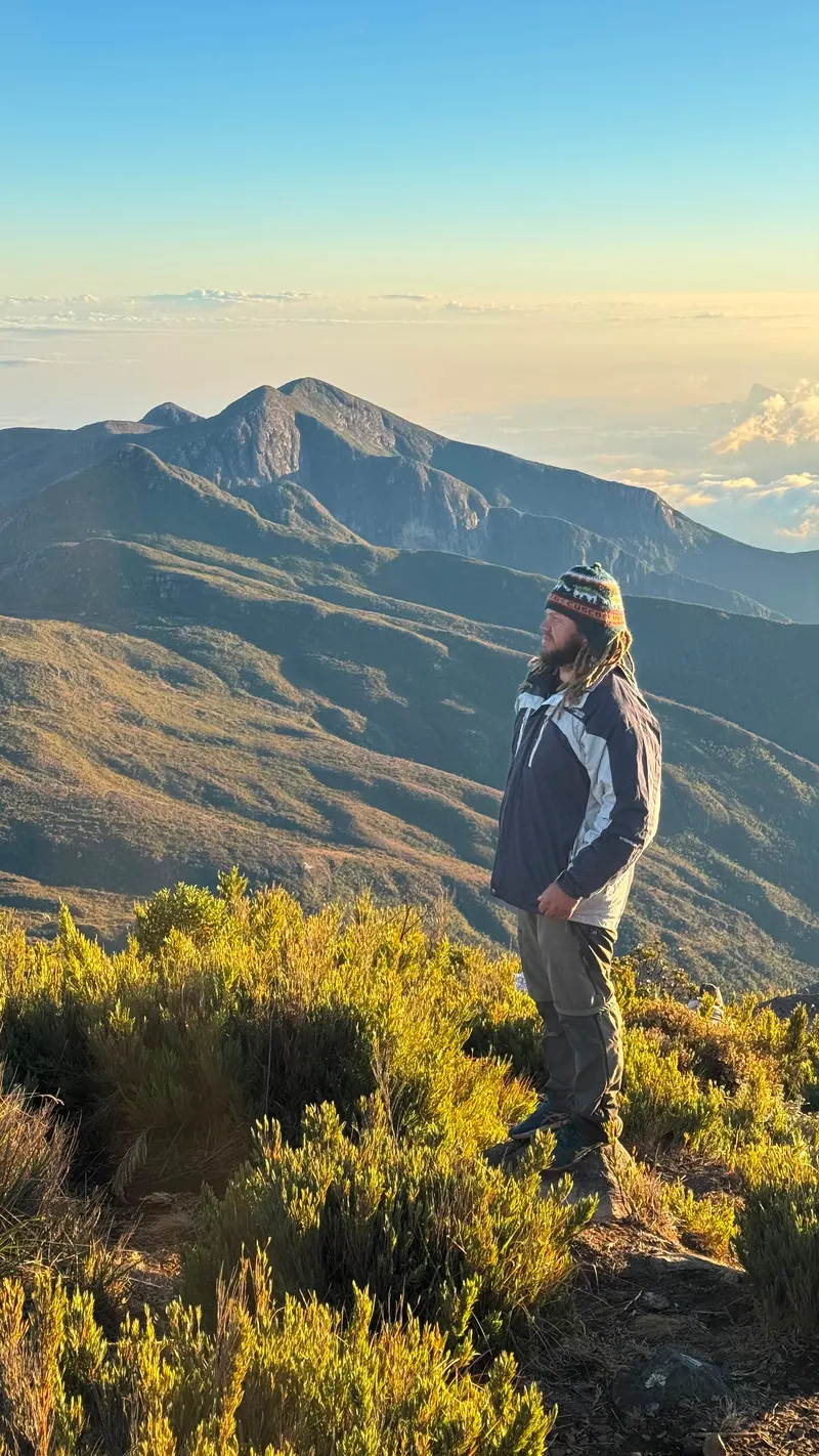 Patrick, condutor da Bicho Grilo Expedições, observando a Serra do Caparaó do alto de um mirante