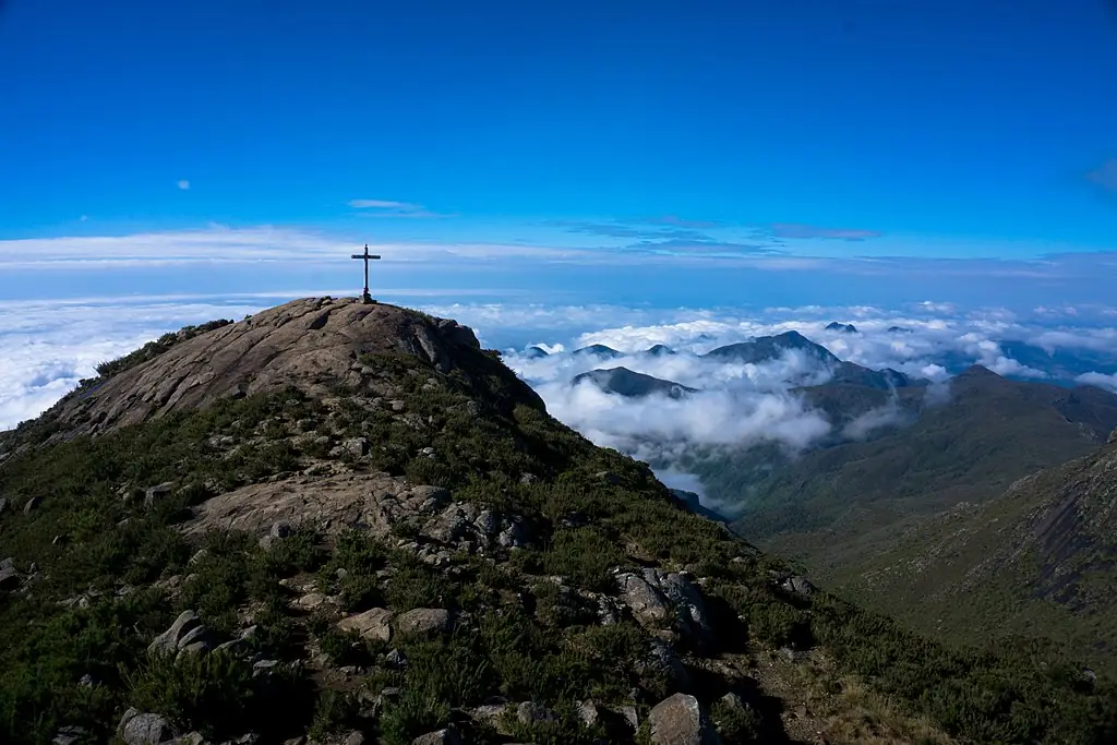 Cruzeiro no cume do Pico da Bandeira acima das nuvens
